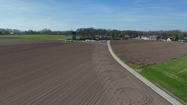 Le secteur pav&eacute;s du moulin de Vertain dans la course cycliste Paris - Roubaix