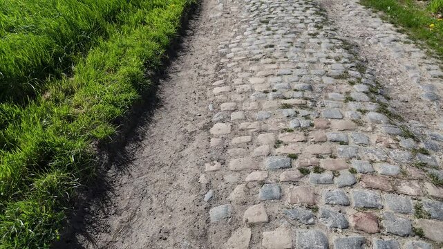 Le secteur pav&eacute;s du moulin de Vertain dans la course cycliste Paris - Roubaix