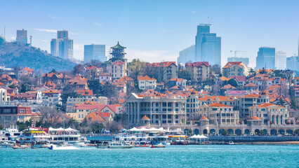 Obraz premium Qingdao Cityscape with Red Roof Buildings and Seafront
