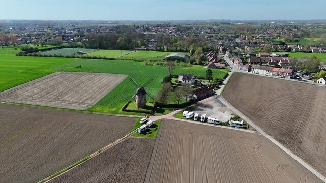 Le secteur pav&eacute;s du moulin de Vertain dans la course cycliste Paris - Roubaix