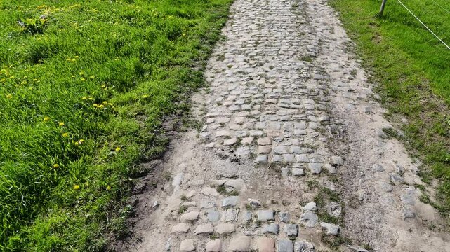 Le secteur pav&eacute;s du moulin de Vertain dans la course cycliste Paris - Roubaix