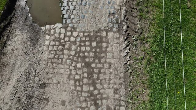 Le secteur pav&eacute;s du moulin de Vertain dans la course cycliste Paris - Roubaix