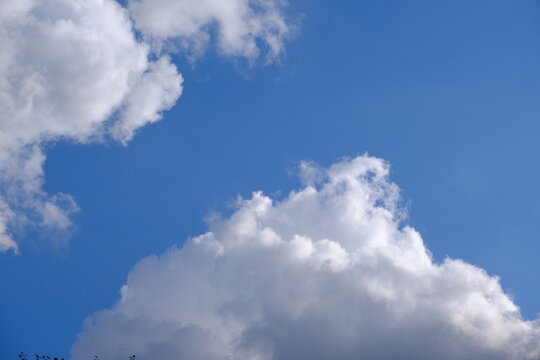 Wei&szlig;e Wolken am blauen Himmel an einem sonnigen Tag