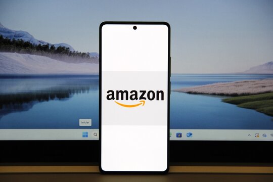 Amazon - Empresa de tecnologia e varejo, fundada por Jeff Bezos em 1994, inicialmente como uma livraria online.