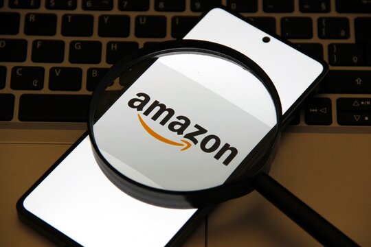 Amazon - Empresa de tecnologia e varejo, fundada por Jeff Bezos em 1994, inicialmente como uma livraria online.