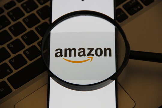 Amazon - Empresa de tecnologia e varejo, fundada por Jeff Bezos em 1994, inicialmente como uma livraria online.