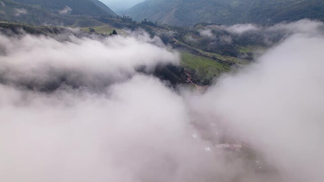 DRONE SELVA NUBES