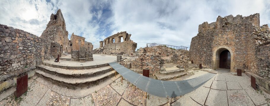 Ru&iacute;nas da fortaleza de Figueira de Castelo Rodrigo, na Beira Alta, Guarda, Portugal.