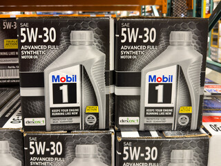 Fototapeta premium Mobil 1 Advanced Full Synthetic 5W-30 Motor Oil