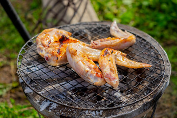 手羽先を炭火で焼く © Nii Koo Nyan
