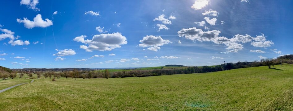 Einmal rund um den Kohnstein bei Nordhausen mit Ausblicken auf den S&uuml;dharz und Niedersachswerfen im Vorfr&uuml;hling