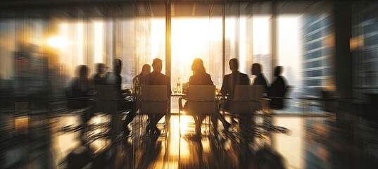 Obraz premium Silhouetted figures in a sunlit boardroom, suggesting a meeting