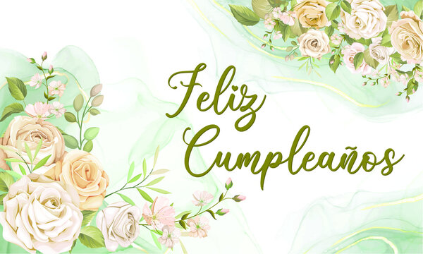 Una tarjeta o pancarta con el mensaje "Feliz Cumplea&ntilde;os" en color verde sobre un fondo blanco y verde, con flores beige y rosas a cada lado.