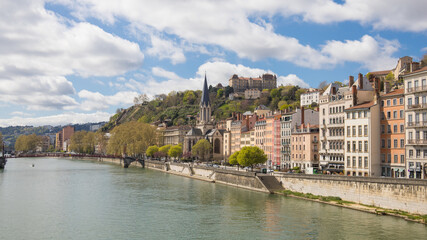 Fototapeta premium passerelle rouge Paul-Couturier piétonne à Lyon au dessus de la Saône reliant la presqu'île au quartier Saint Georges et le Vieux Lyon au pied de la colline de Fourvière