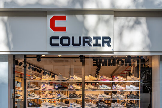 Paris, France - 6 avril 2026: Devanture d'un magasin Courir. Courir est une cha&icirc;ne fran&ccedil;aise de magasins de chaussures de sports avec une pr&eacute;sence internationale