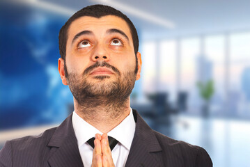 Fototapeta premium Man in suit looks upward with hopeful expression