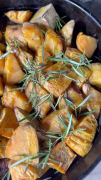 batatas al horno en la asadera