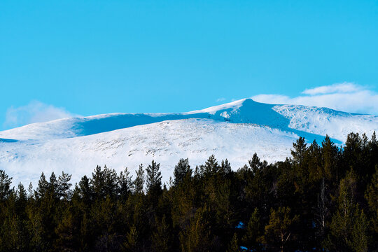 Saukampen Mountain seen from the County Road 255 between Vinstra and Sk&aring;bu, Norway, April 2026.