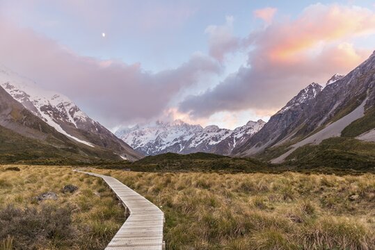 Sunrise, trail through Hooker Valley, at back Mount Cook, Mount Cook National Park, Southern Alps, Canterbury Region, Southland, New Zealand