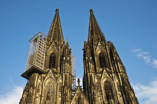 West facade, twin-towered front of Cologne Cathedral with suspended scaffolding for renovations, Cologne, North Rhine-Westphalia, Germany, Europe, PublicGround