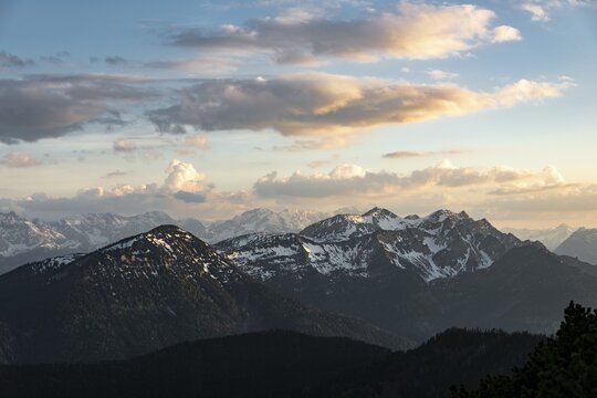 View on snow-covered Simetsberg and Hohe Kisten, Ester Mountains, Alps, Upper Bavaria, Bavaria, Germany