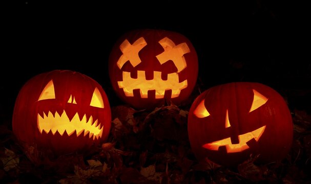 Glowing pumpkins at night, pumpkin face, carved pumpkins, grimace, halloween, dark background