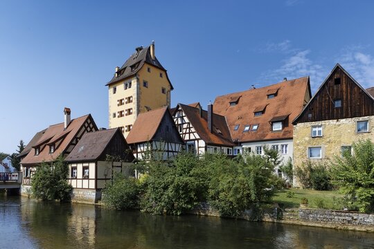 River Pegnitz with half-timbered houses, behind it the water gate tower, market Hersbruck, Hersbrucker Switzerland, district N&uuml;rnberger Land, Middle Franconia, Franconia, Germany