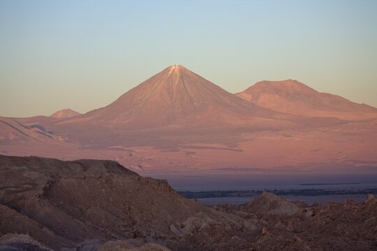 Licancabur Volcano (5920 m or 19422 ft) viewed from the Valle de Luna (Moon Valley), San Pedro de Atacama, Regi&oacute;n de Antofagasta, Chile, South America