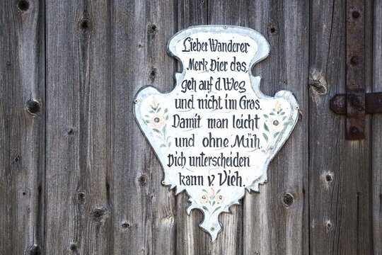 Saying, hiking slogan on a wooden gate, S&ouml;llereck, near Oberstdorf, Oberallg&auml;u, Allg&auml;u, Bavaria, Germany