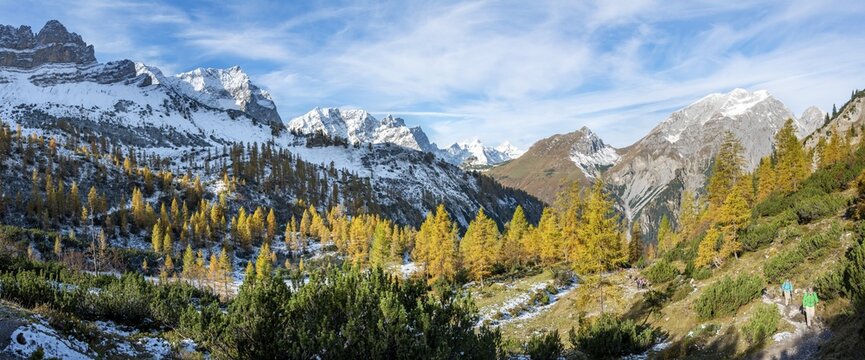 Snow-covered Spitzkarspitze, Dreizinkenspitze, Laliderspitze and Gamsjoch, yellow larches in autumn, hike to the Hahnenkamplspitze, Engtal, Karwendel, Tyrol, Austria