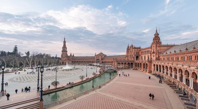 View over the Plaza de Espa&ntilde;a at dusk, Panorama, Sevilla, Andalusia, Spain