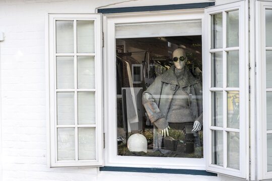 Shop window, mannequin with sunglasses, Keitum, Sylt, North Frisia, Schleswig-Holstein, Germany