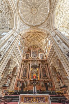 Sanctuary, decorated and gilded altar, Mezquita-Catedral de C&oacute;rdoba or Cathedral of the Conception of Our Lady, C&oacute;rdoba, Cordoba Province, Andalusia, Spain