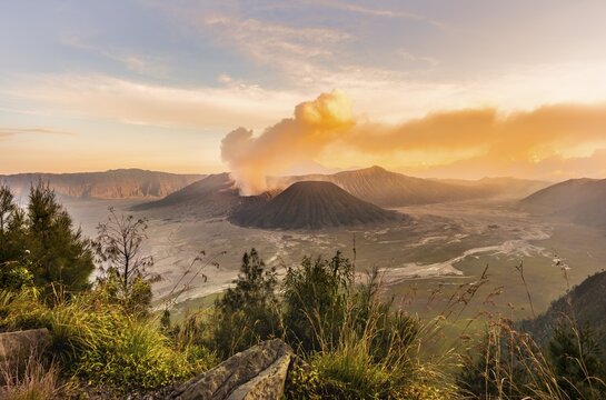 Sunrise, smoking volcano, Gunung Bromo, Mount Batok, Mount Kursi, Mount Semeru, Bromo Tengger Semeru National Park, Java, Indonesia