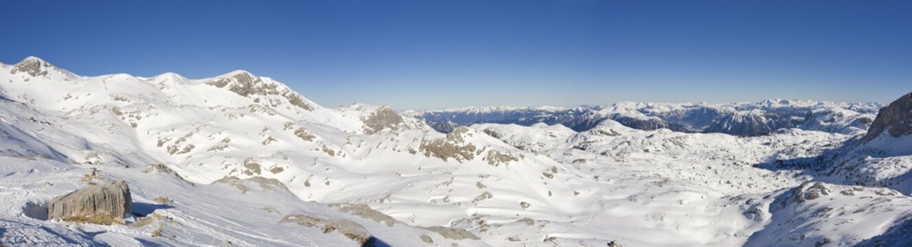 The view from Simony Cabin, Mts. Taubenkar and Sonntagkar, Dachstein Massif, Styria, Austria, Europe