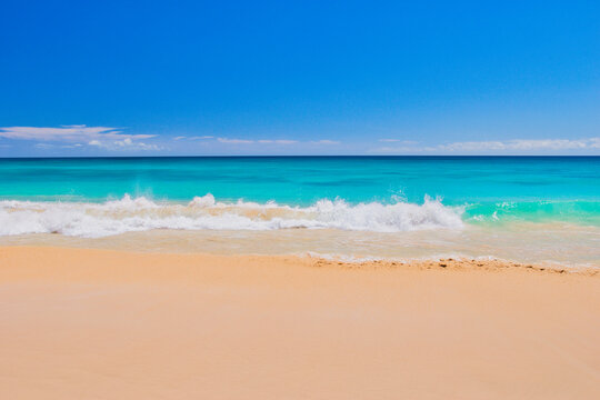Boa Vista, Cabo Verde &Aacute;frica: - 22 de marzo de 2026: Praia Lacacao in Boa Vista, Capo Verde is a stunning beach with crystal clear waters and white sand. This was on a hot sunny afternoon. This is a p