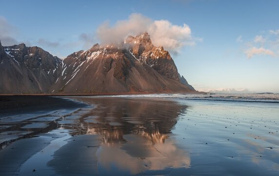 Black sand beach, lava beach with reflection at the sea, mountains Klifatindur, Eystrahorn and Kambhorn, headland Stokksnes, massif Klifatindur, Austurland, East Iceland, Iceland