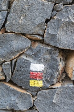 Marker for hikers on a rock