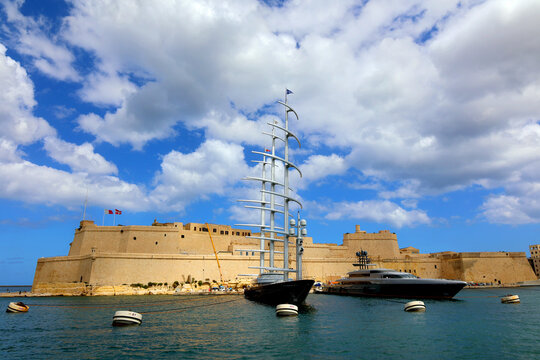 BIRGU MALTA: View of yachts moored in the marina with views towards Senglea to the left Vittoriosa to the right and Valletta to the rear Vittoriosa Malta Europe,