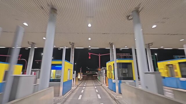 セントレアライン　中部国際空港連絡道路　愛知県　日本　移動映像　りんくう本線料金所　夜間