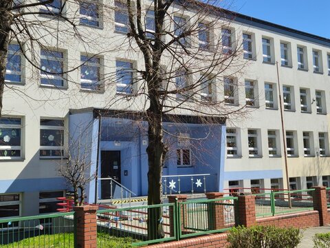Budynek szkoły w polskim mieście. Podstaw&oacute;wka