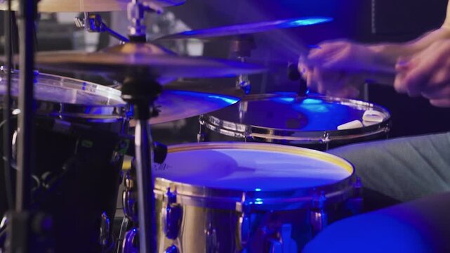 Schlagzeuger spielt Drumset auf B&uuml;hne in Zeitlupe, seitliche Konzertaufnahme mit Drumsticks und Rhythmus in Full HD