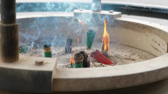 日本の風景：寺院の常香炉と燃えるお線香