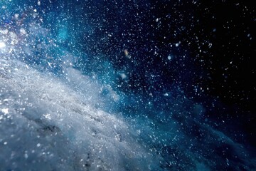 Fototapeta premium 夜の暗い海に水が飛び散る