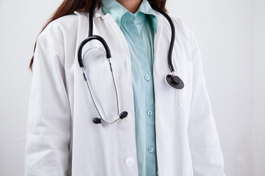 doctora con estetoscopio y bata