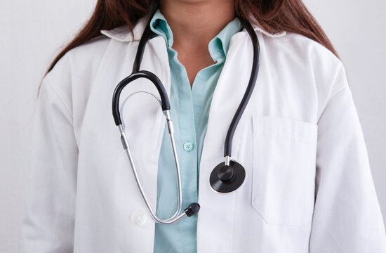 doctora con estetoscopio y bata