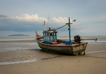 Obraz premium Fishing boat on sandy beach