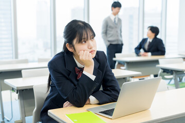 Fototapeta premium 授業を受ける高校生 撮影協力：学校法人電波学園 東京電子専門学校