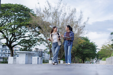 Obraz premium Two female students walking talking on campus