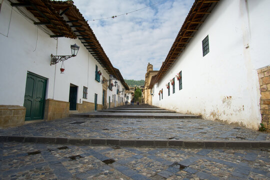 Traditional street in Cajamarca, characterized by a stone pavement and houses made of adobe with tile roofs.	
